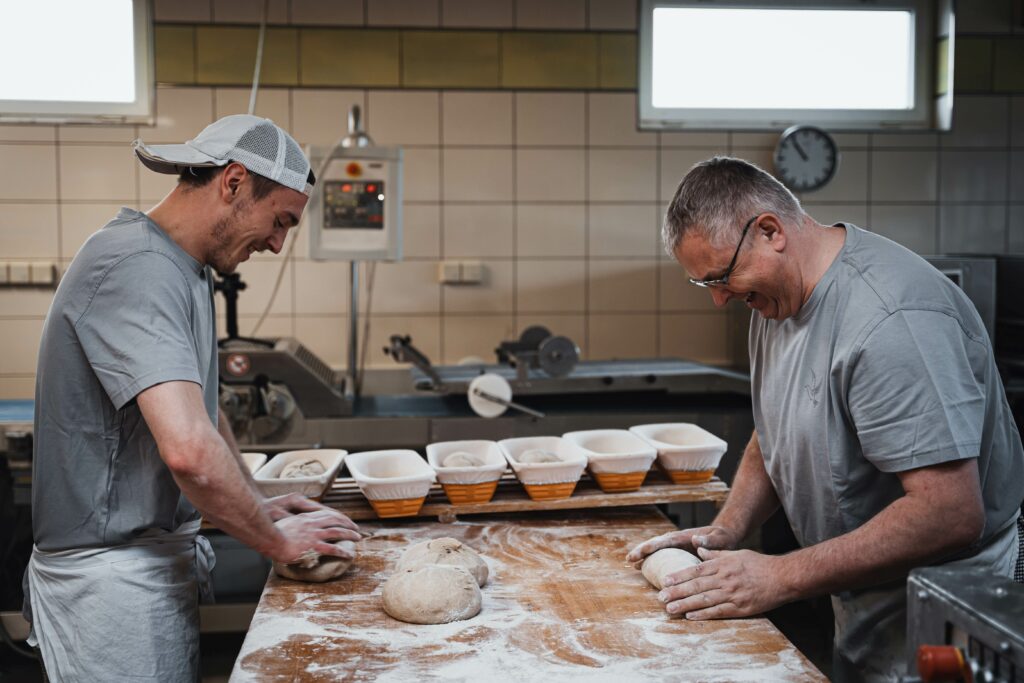 Mitarbeiter in der Backstube, beim herstellen von Brot.