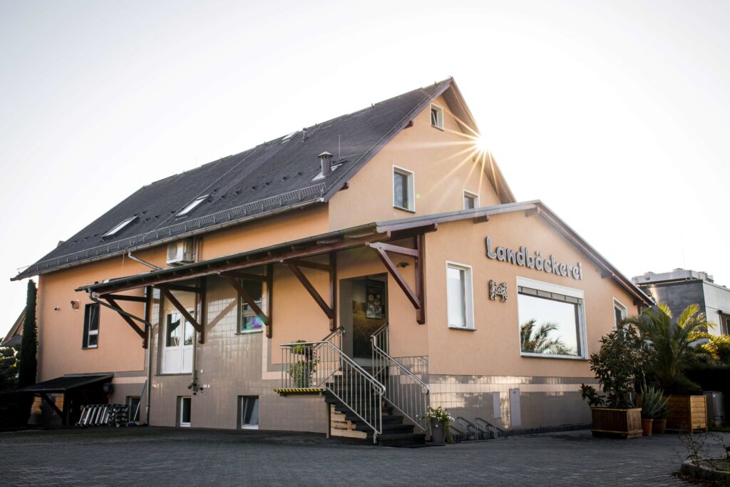 Bäckerei Frontalansicht mit Eingang zum Fachgeschäft (Hauptsitz)