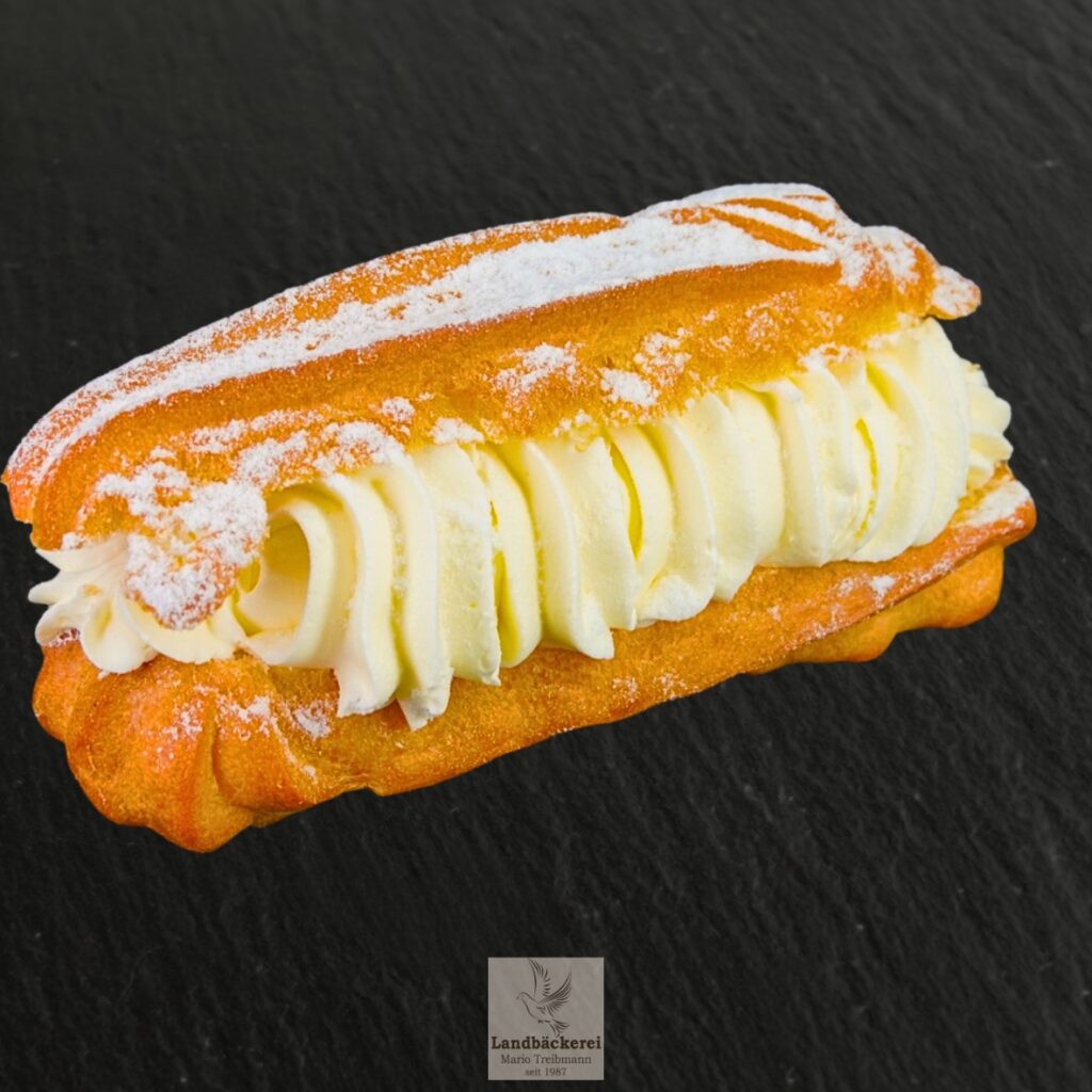 Eclair mit Staubzucker